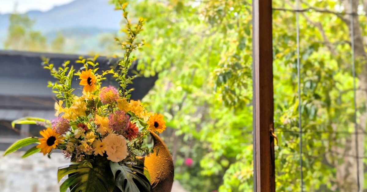窓辺に飾られた花瓶の華やかな花